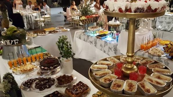 Buffet de postres decorado para una boda en Sevilla