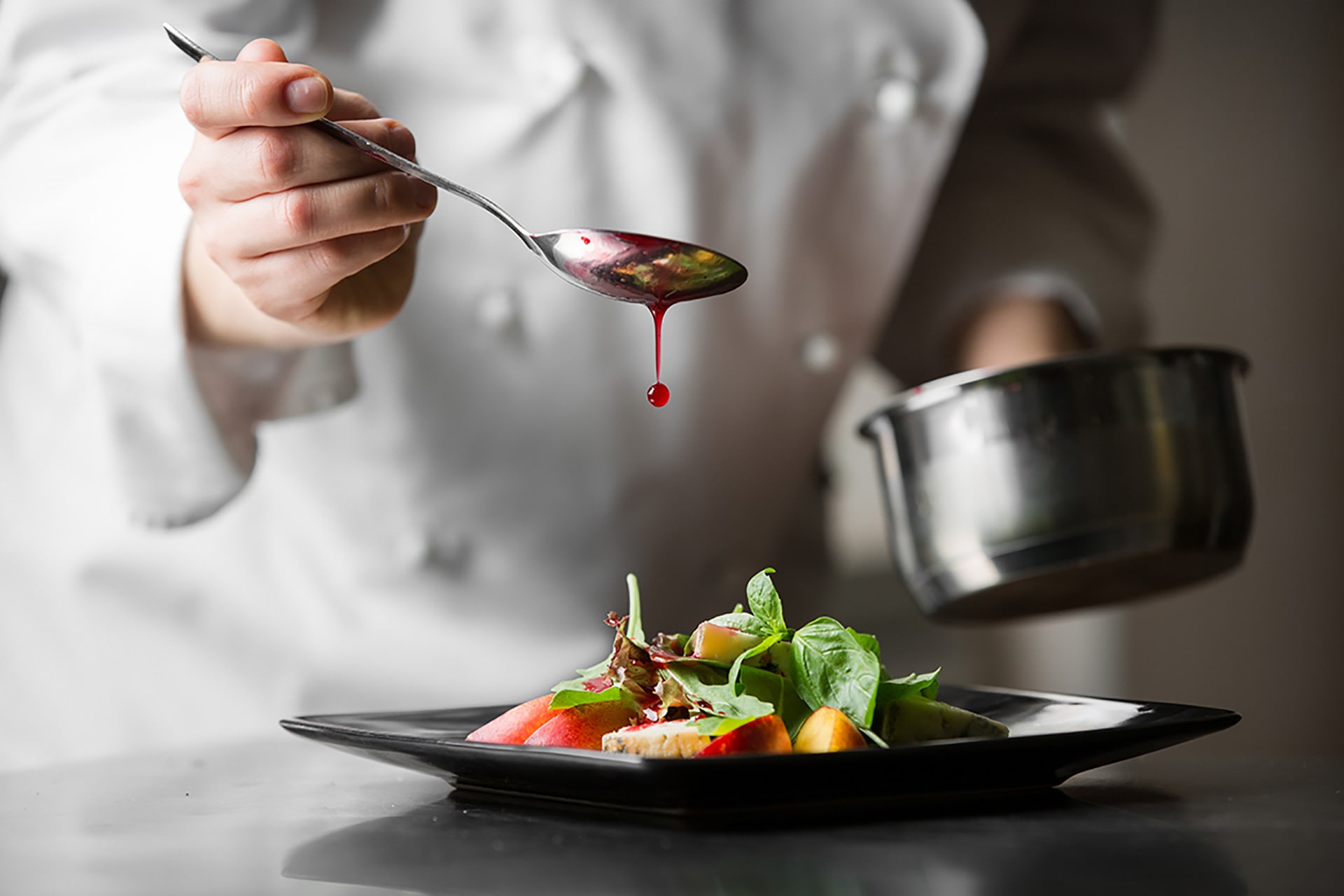 Chef preparando un menú durante una boda en Sevilla